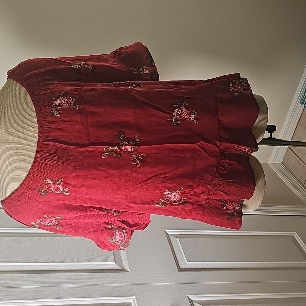 FIG & FLOWER Embroidered Floral Red Fabric Blouse. Petite XL